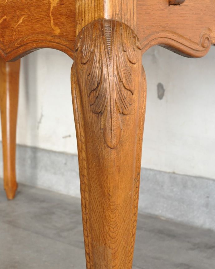 アンティークのテーブル　アンティーク家具　伸長式のフランスらしいダイニングテーブル、天板が美しいドローリーフテーブル。いろんな場所にこだわり彫のデザインもいろいろです。(j-2668-f)