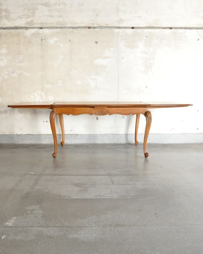 アンティークのテーブル　アンティーク家具　伸長式のフランスらしいダイニングテーブル、天板が美しいドローリーフテーブル。両方開くとかなり大きなサイズ！フランスサイズなので、両方開くとかなり大きなダイニング。(j-2668-f)