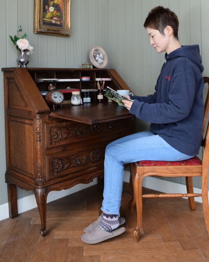 ビューロー アンティーク家具 フランスらしい豪華な彫が自慢のアンティークビューロー(デスク)。あっという間に大人のデスク扉を前に倒すとデスクが登場。(j-2669-f)