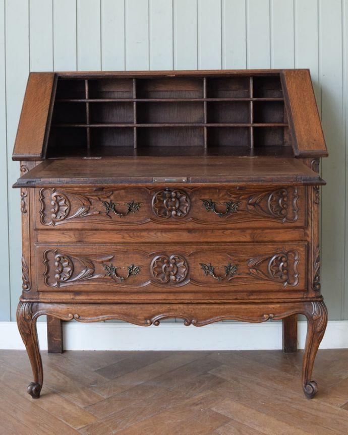 ビューロー アンティーク家具 フランスらしい豪華な彫が自慢のアンティークビューロー(デスク)。お片付け上手になっちゃう仕切り細々としたものがキレイに収納できるように細かく仕切られているので、いろんなものをスッキリ片付けられます。(j-2669-f)
