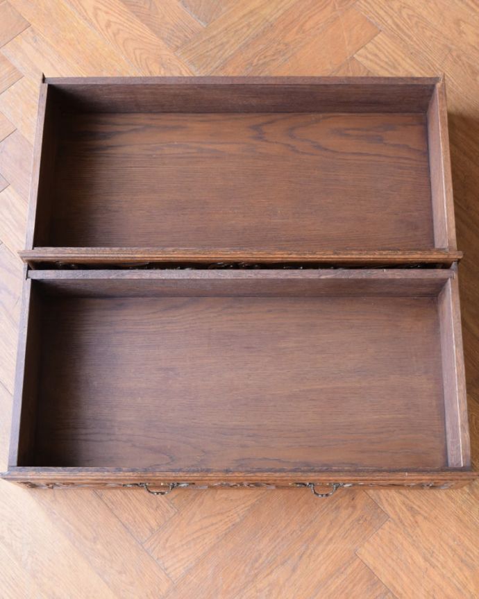 ビューロー アンティーク家具 フランスらしい豪華な彫が自慢のアンティークビューロー(デスク)。引き出しの中も・・・もちろん引き出しの中もキレイに仕上げました。(j-2669-f)