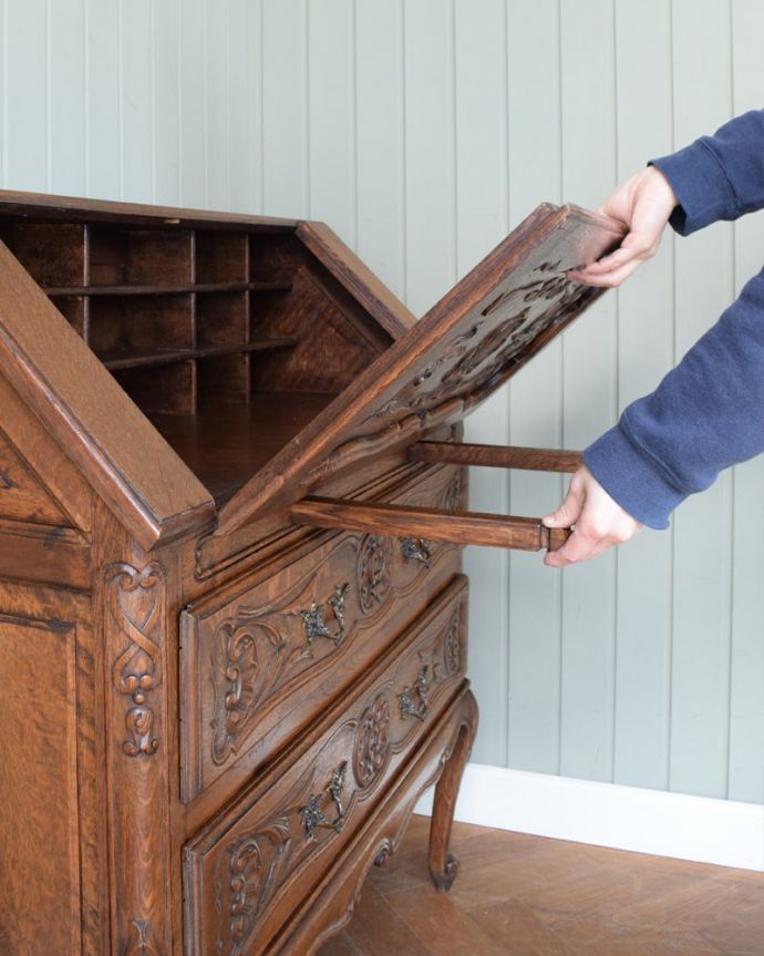 ビューロー アンティーク家具 フランスらしい豪華な彫が自慢のアンティークビューロー(デスク)。あっという間にデスクが登場フラップ扉を前に倒すだけで、あっという間にデスクになります。(j-2669-f)