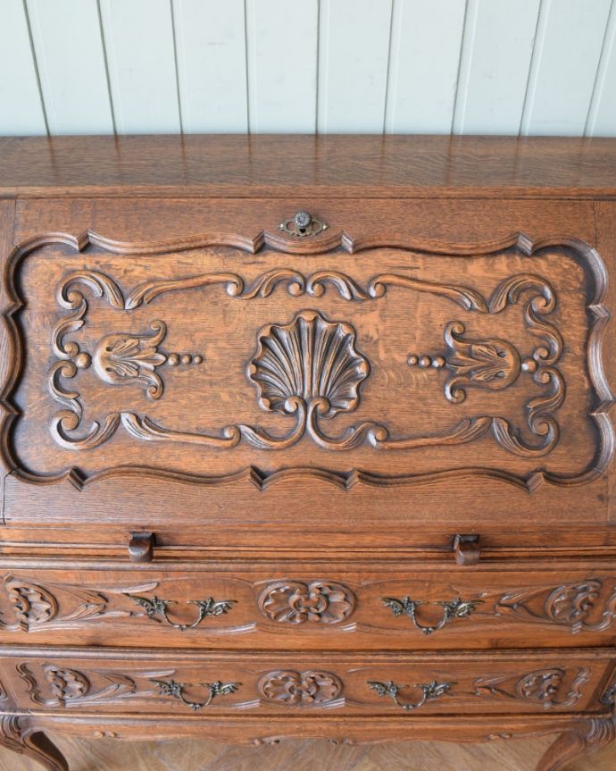 ビューロー アンティーク家具 フランスらしい豪華な彫が自慢のアンティークビューロー(デスク)。惚れ惚れしちゃう美しさこんなに堅い無垢材に一体どうやって彫ったんだろう?と不思議になるくらい細かい彫にうっとりです。(j-2669-f)