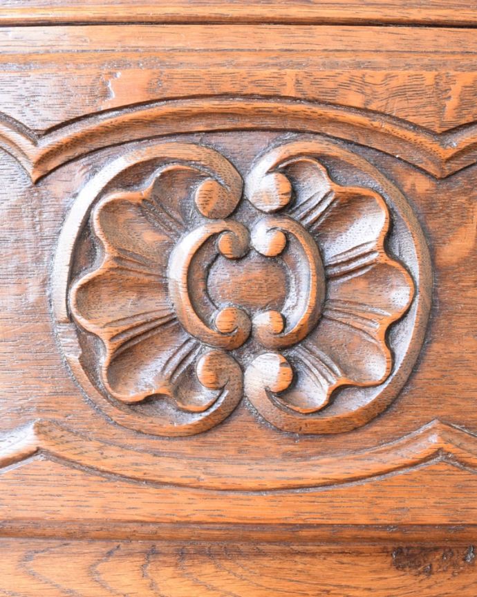 ビューロー アンティーク家具 フランスらしい豪華な彫が自慢のアンティークビューロー(デスク)。いろんな場所にこだわり彫のデザインもいろいろです。(j-2669-f)