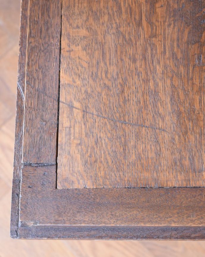 ビューロー アンティーク家具 フランスらしい豪華な彫が自慢のアンティークビューロー(デスク)。デスク部分を近くで見てみるとこんな感じでキレイにお直ししてあります。(j-2669-f)