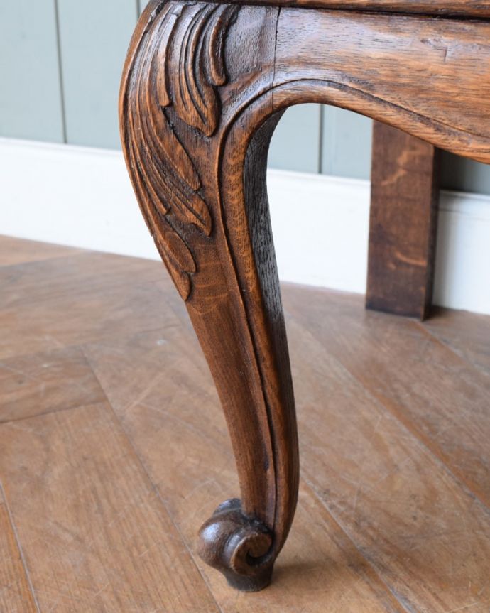 ビューロー アンティーク家具 フランスらしい豪華な彫が自慢のアンティークビューロー(デスク)。女性1人でラクラ運べちゃうんですHandleのアンティークは、脚の裏にフェルトキーパーをお付けしています。(j-2669-f)