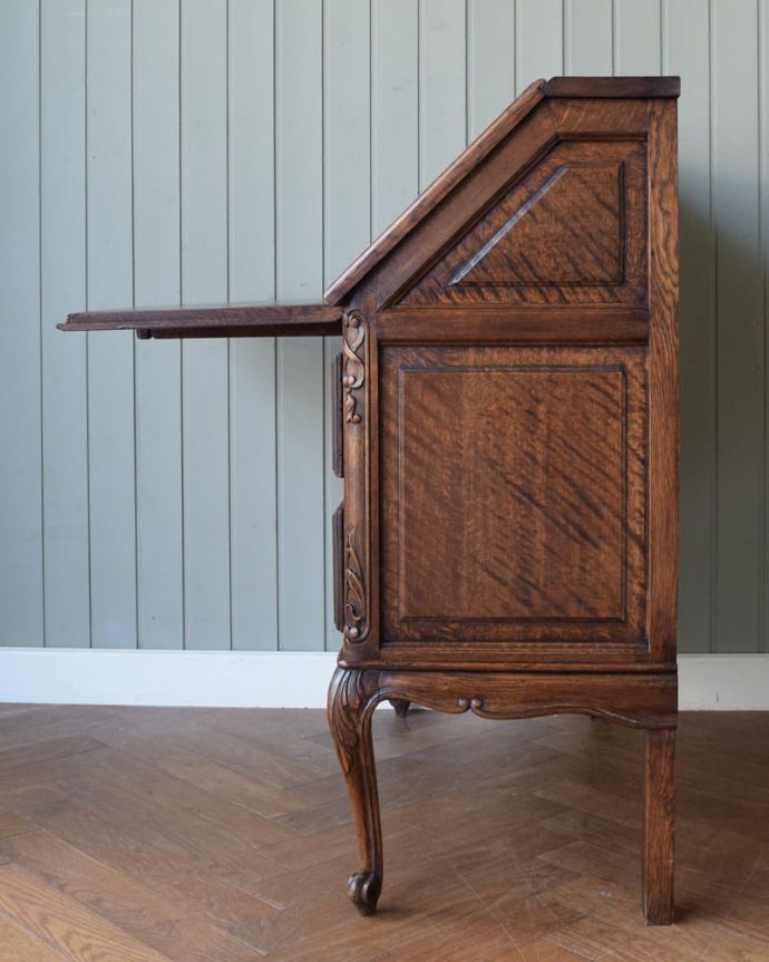 ビューロー アンティーク家具 フランスらしい豪華な彫が自慢のアンティークビューロー(デスク)。横から見ても素敵なんですもちろん横顔もフランス家具らしい美しさ。(j-2669-f)