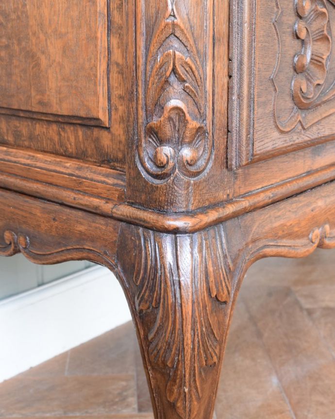 ビューロー アンティーク家具 フランスらしい豪華な彫が自慢のアンティークビューロー(デスク)。至る所に繊細な彫アンティークらしい丁寧な装飾。(j-2669-f)