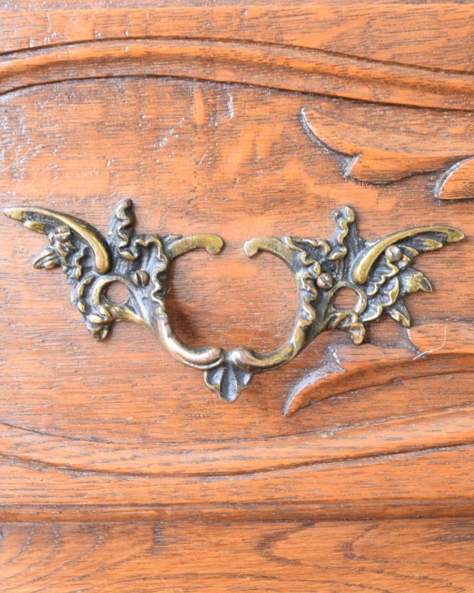 ビューロー アンティーク家具 フランスらしい豪華な彫が自慢のアンティークビューロー(デスク)。アンティークらしい取っ手取っ手にもこだわりが感じられます。(j-2669-f)