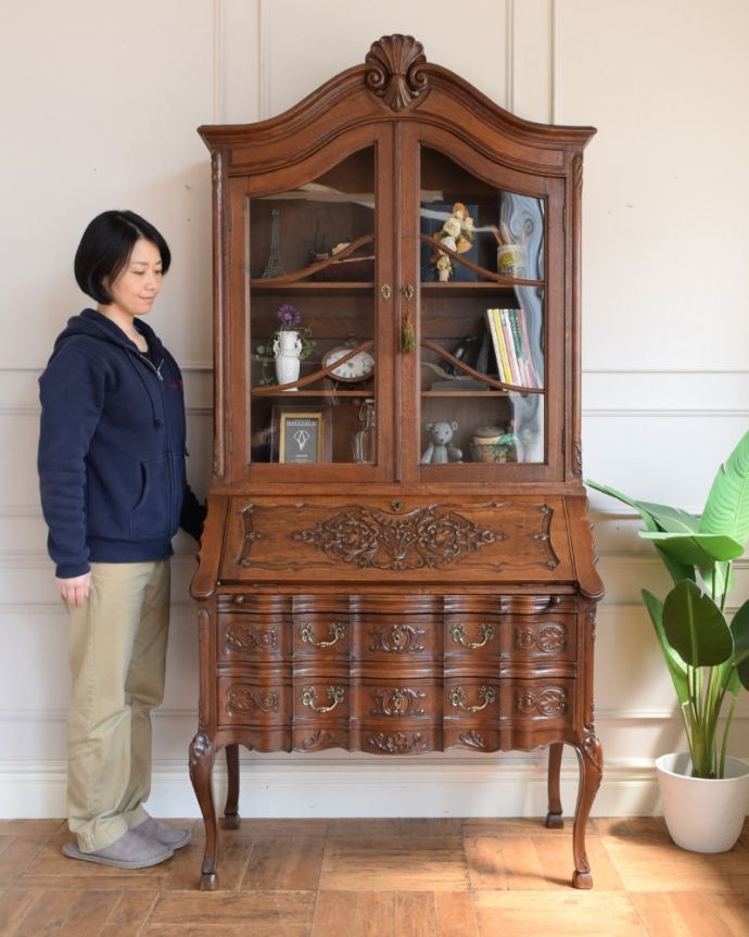 ビューロー アンティーク家具 フランスのアンティーク家具、猫脚の優雅なビューローブックケース。優雅さと気品が漂うフレンチビューロー見た目はガラスキャビネットなのに、デスクとチェストの機能も備えたビューローブックケース。(j-2670-f)