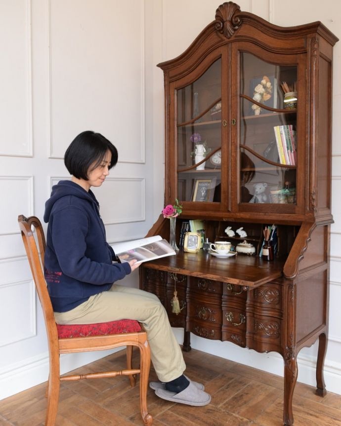 ビューロー アンティーク家具 フランスのアンティーク家具、猫脚の優雅なビューローブックケース。あっという間に自分だけの贅沢デスク扉を前に倒すとデスクが登場。(j-2670-f)