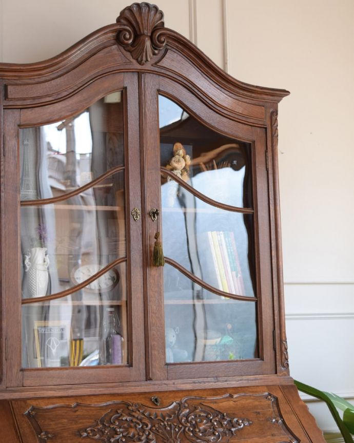 ビューロー アンティーク家具 フランスのアンティーク家具、猫脚の優雅なビューローブックケース。装飾の美しさにうっとりデスクの上はガラス扉のキャビネット。(j-2670-f)