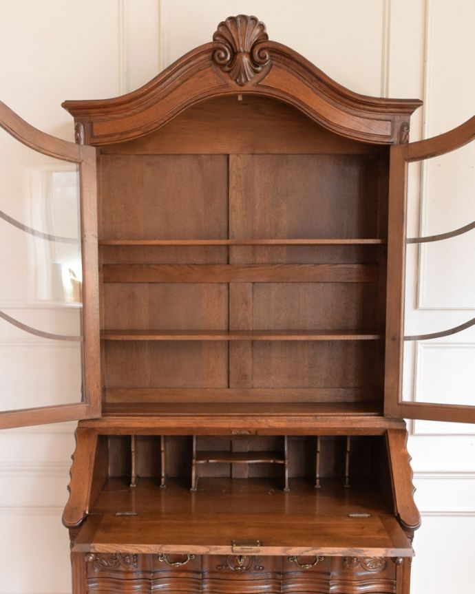 ビューロー アンティーク家具 フランスのアンティーク家具、猫脚の優雅なビューローブックケース。美しいガラス扉の中身は・・・専門の職人がしっかり修復したので、扉の中もこんな感じでキレイです。(j-2670-f)