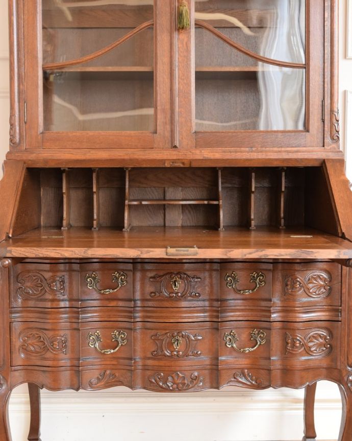 ビューロー アンティーク家具 フランスのアンティーク家具、猫脚の優雅なビューローブックケース。お片付け上手のヒミツ扉の中身はこんなに細かく仕切られています。(j-2670-f)