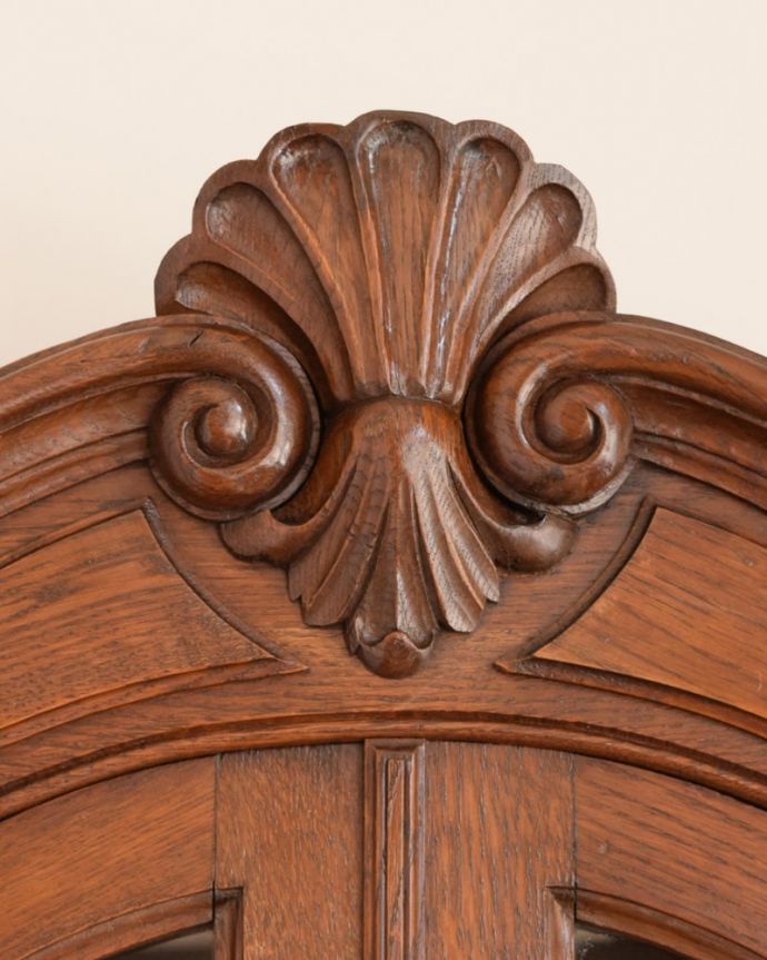 ビューロー アンティーク家具 フランスのアンティーク家具、猫脚の優雅なビューローブックケース。フランスらしい彫りフランスらしさの象徴とも言える、優雅な彫りの装飾。(j-2670-f)