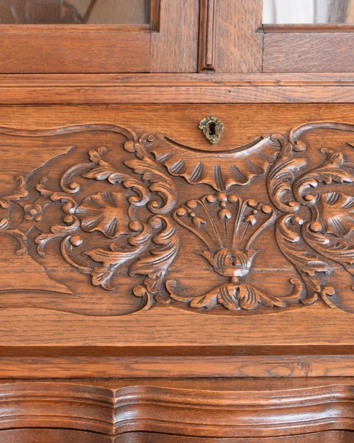 ビューロー アンティーク家具 フランスのアンティーク家具、猫脚の優雅なビューローブックケース。じっくり選んできました買い付けの時、納得するまで探し続けた彫のデザイン。(j-2670-f)