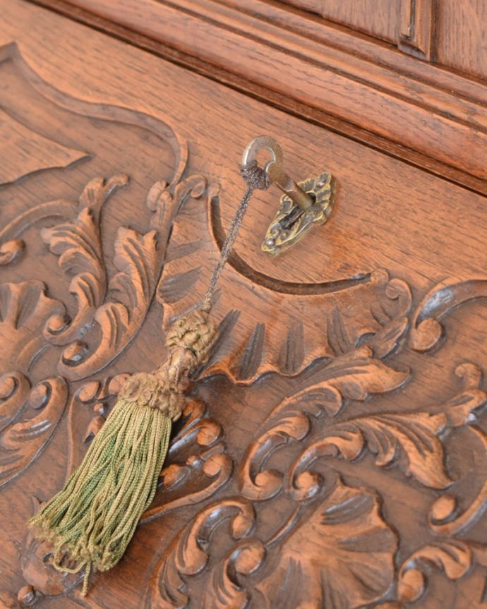 ビューロー アンティーク家具 フランスのアンティーク家具、猫脚の優雅なビューローブックケース。鍵を使って開けて下さいおとぎ話から出てきたような可愛いアンティークの鍵で開け閉め出来ます。(j-2670-f)