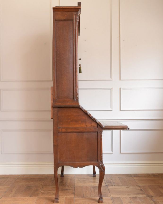 ビューロー アンティーク家具 フランスのアンティーク家具、猫脚の優雅なビューローブックケース。横から見ても素敵なんですもちろん横顔もフランス家具らしい美しさ。(j-2670-f)