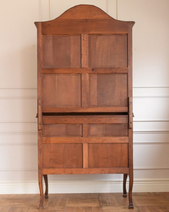 ビューロー アンティーク家具 フランスのアンティーク家具、猫脚の優雅なビューローブックケース。後ろ姿にもうっとりアンティークは新品ではないので経年変化によるキズはありますがしっかりお直しをしているので、安心してお使いください。(j-2670-f)