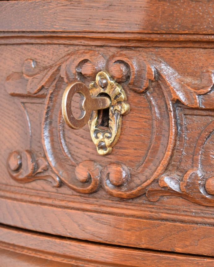 ビューロー アンティーク家具 フランスのアンティーク家具、猫脚の優雅なビューローブックケース。鍵を使って開けてみましょうアンティークの鍵が付いています。(j-2670-f)