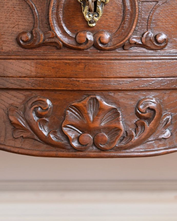 ビューロー アンティーク家具 フランスのアンティーク家具、猫脚の優雅なビューローブックケース。至る所に繊細な彫アンティークらしい丁寧な装飾。(j-2670-f)