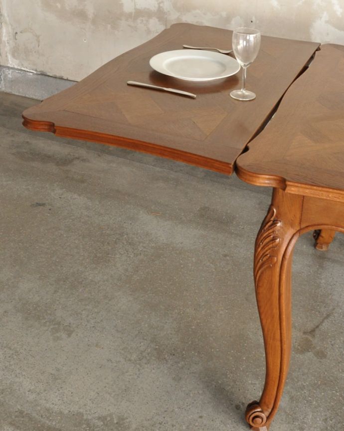 フランスの家具らしい美しい猫脚