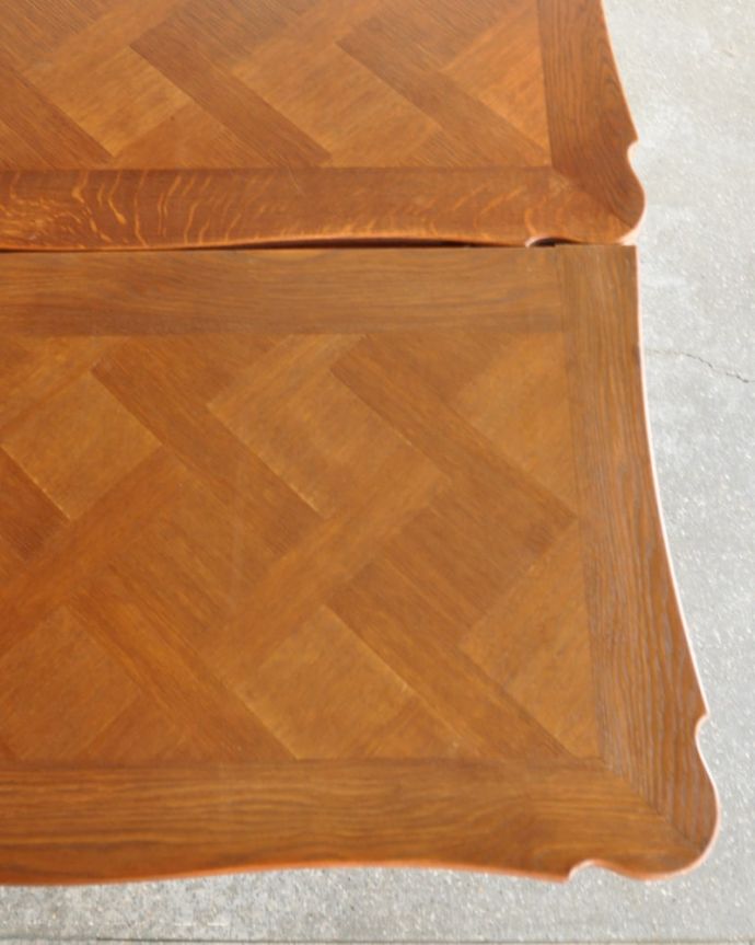 美しいパーケットリーのダイニングテーブル