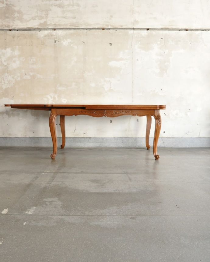 伸長式テーブルを片方開くと