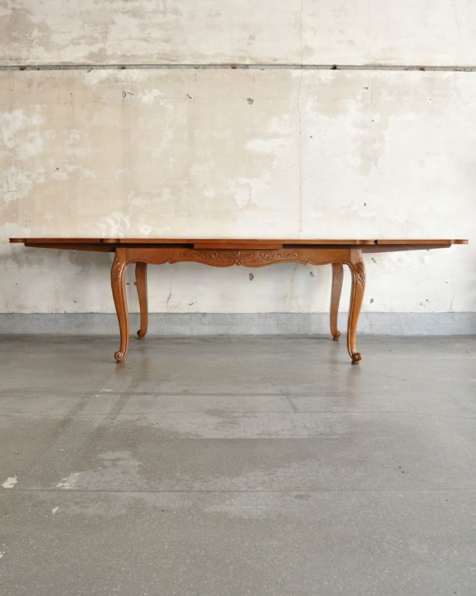 両方のリーフを開いた伸長式テーブル