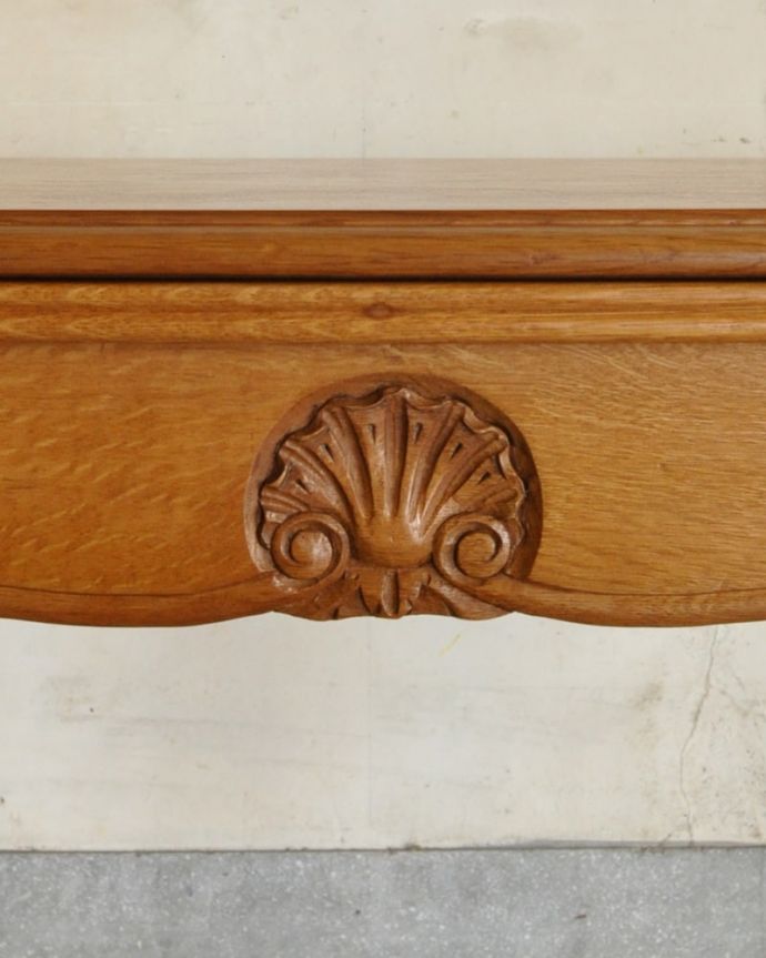 アンティークのテーブル　アンティーク家具　フランスから届いたアンティークのドローリーフテーブル、美しい伸長式のテーブル。フランスらしい彫りフランスらしさの象徴とも言える、優雅な彫りの装飾。(j-2672-f)