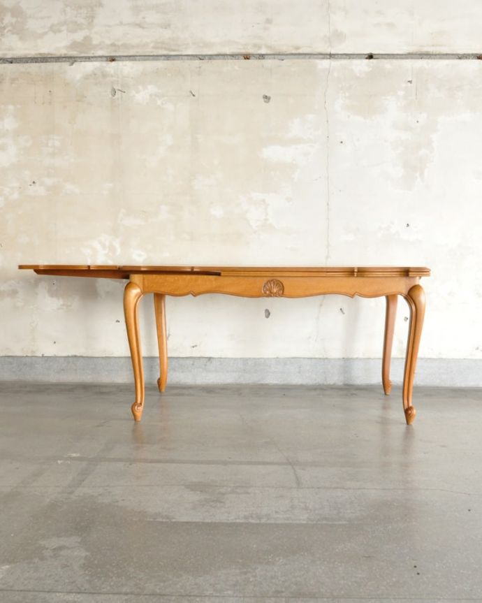 アンティークのテーブル　アンティーク家具　フランスから届いたアンティークのドローリーフテーブル、美しい伸長式のテーブル。片方だけ開いても･･･人数に合わせて、3タイプで大きさを選べるので、片方だけ開くと、こんな感じです。(j-2672-f)