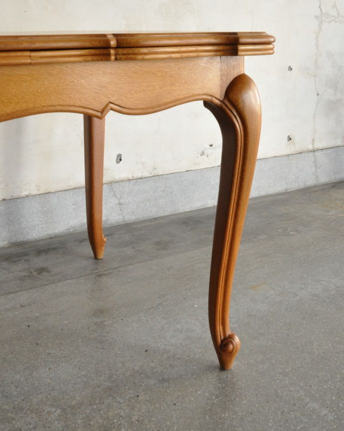 アンティークのテーブル　アンティーク家具　フランスから届いたアンティークのドローリーフテーブル、美しい伸長式のテーブル。持ち上げなくても移動できます！Handleのアンティークは、脚の裏にフェルトキーパーをお付けしていますので、持ち上げなくても床を滑らせて移動させることが出来ます。(j-2672-f)