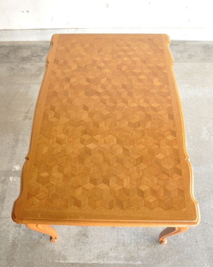 アンティークのテーブル　アンティーク家具　フランスから届いたアンティークのドローリーフテーブル、美しい伸長式のテーブル。上から見るとこんな形リーフを開く前はこんな形です。(j-2672-f)