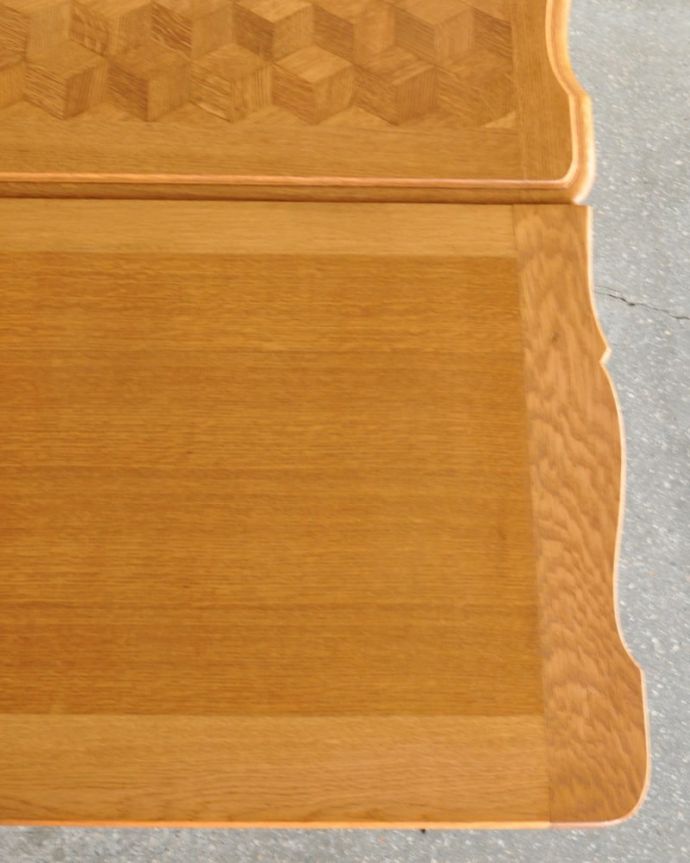 アンティークのテーブル　アンティーク家具　フランスから届いたアンティークのドローリーフテーブル、美しい伸長式のテーブル。近づいて見てみると、さらに美しい天板の模様天板の模様だけでもステキに見えちゃうフランスらしいテーブルを使えば、毎日の食事の時間がなんだかスペシャルになります。(j-2672-f)