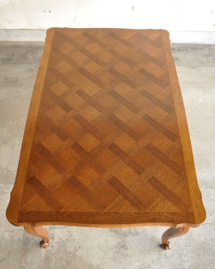 アンティークのテーブル アンティーク家具 フランスの伸長式テーブル、猫脚が優雅なアンティークのダイニングテーブル。上から見るとこんな形リーフを開く前はこんな形です。(j-2673-f)