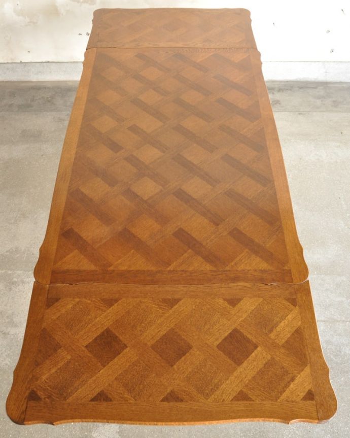 アンティークのテーブル アンティーク家具 フランスの伸長式テーブル、猫脚が優雅なアンティークのダイニングテーブル。大きく広げてみると・・・両方のリーフを開くと、たっぷり使える天板の広さ。(j-2673-f)