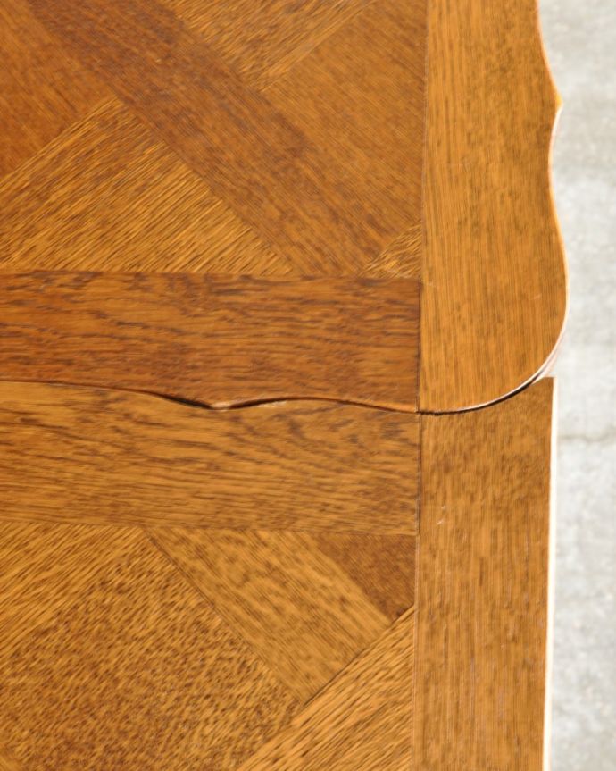 アンティークのテーブル アンティーク家具 フランスの伸長式テーブル、猫脚が優雅なアンティークのダイニングテーブル。近づいて見てみると、さらに美しい天板の模様天板の模様だけでもステキに見えちゃうフランスらしいテーブルを使えば、毎日の食事の時間がなんだかスペシャルになります。(j-2673-f)