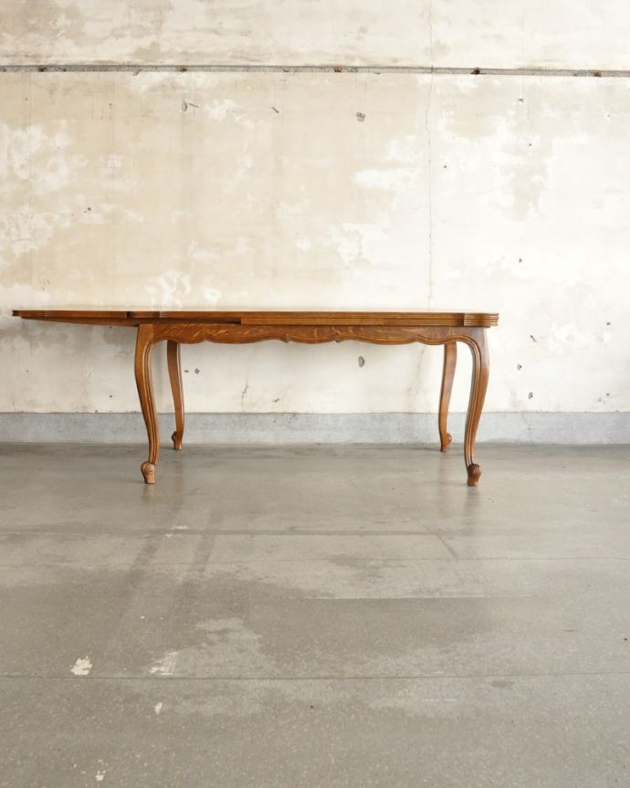 アンティークのテーブル アンティーク家具 フランスの伸長式テーブル、猫脚が優雅なアンティークのダイニングテーブル。片方だけ開いても・・・人数に合わせて、3タイプで大きさを選べるので、片方だけ開くと、こんな感じです。(j-2673-f)