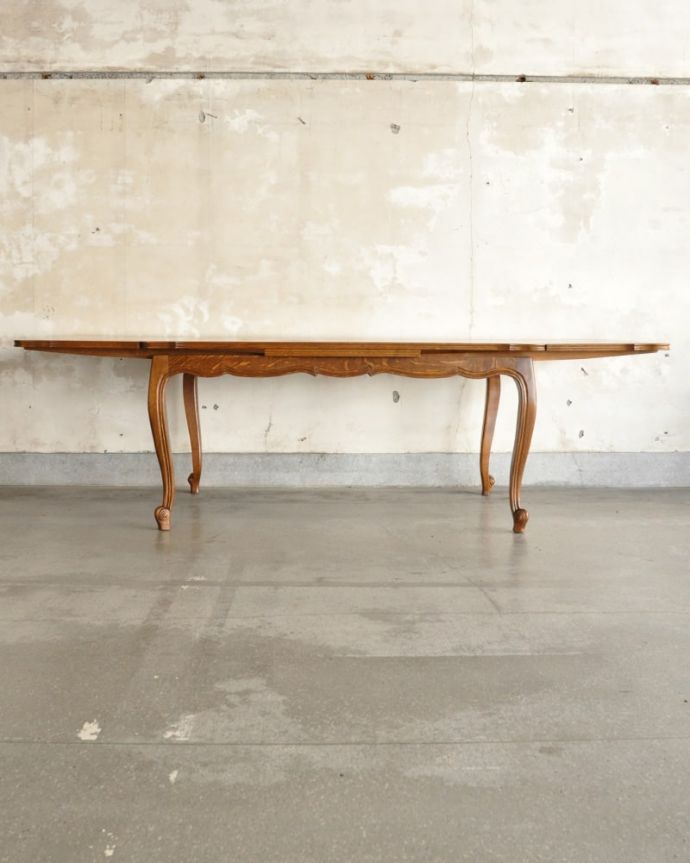 アンティークのテーブル アンティーク家具 フランスの伸長式テーブル、猫脚が優雅なアンティークのダイニングテーブル。両方開くとかなり大きなサイズ!フランスサイズなので、両方開くとかなり大きなダイニング。(j-2673-f)