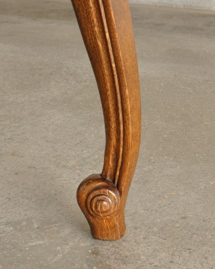 アンティークのテーブル アンティーク家具 フランスの伸長式テーブル、猫脚が優雅なアンティークのダイニングテーブル。持ち上げなくても移動できます!Handleのアンティークは、脚の裏にフェルトキーパーをお付けしていますので、持ち上げなくても床を滑らせて移動させることが出来ます。(j-2673-f)