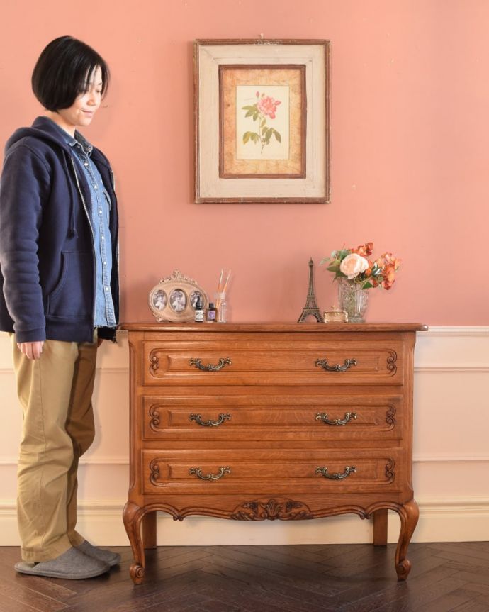 アンティークのチェスト アンティーク家具 フレンチスタイルの優雅なアンティーク家具、収納力たっぷりのチェスト(ドロワー)。長くて美しい脚に思わずうっとり・・・フランスのアンティーク家具らしく長くて優雅な脚線美のチェスト。(j-2674-f)