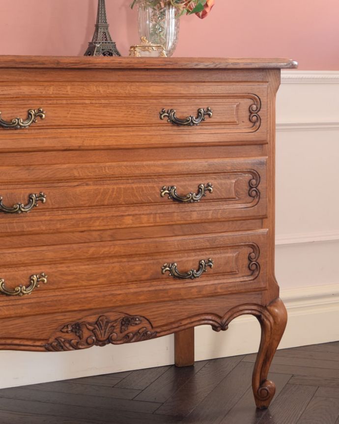 アンティークのチェスト アンティーク家具 フレンチスタイルの優雅なアンティーク家具、収納力たっぷりのチェスト(ドロワー)。収納だけじゃなく見て楽しむチェストチェストと言っても収納だけじゃなく見た目が素敵なんです。(j-2674-f)