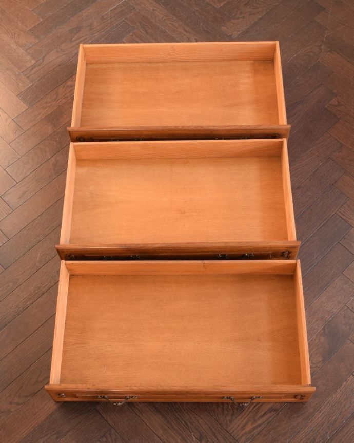 アンティークのチェスト アンティーク家具 フレンチスタイルの優雅なアンティーク家具、収納力たっぷりのチェスト(ドロワー)。実用的にチェストとして使いましょう!アンティーク家具と言えども家具。(j-2674-f)