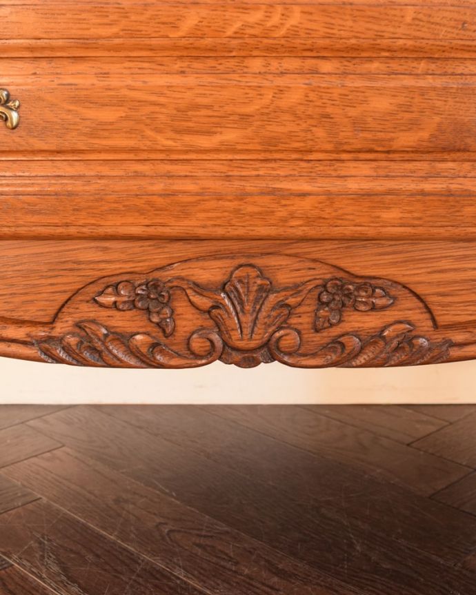 アンティークのチェスト アンティーク家具 フレンチスタイルの優雅なアンティーク家具、収納力たっぷりのチェスト(ドロワー)。フランスらしい彫りフランスらしさの象徴とも言える、優雅な彫りの装飾。(j-2674-f)