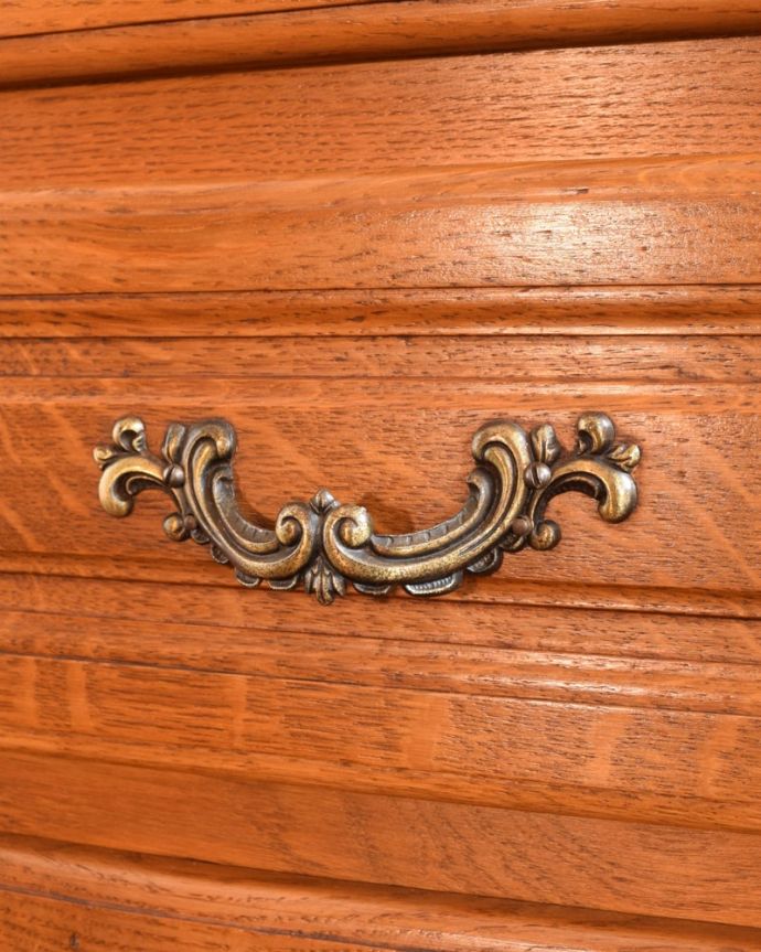 アンティークのチェスト アンティーク家具 フレンチスタイルの優雅なアンティーク家具、収納力たっぷりのチェスト(ドロワー)。開ける度にワクワクする取っ手フランスらしい優雅なデザインの取っ手。(j-2674-f)