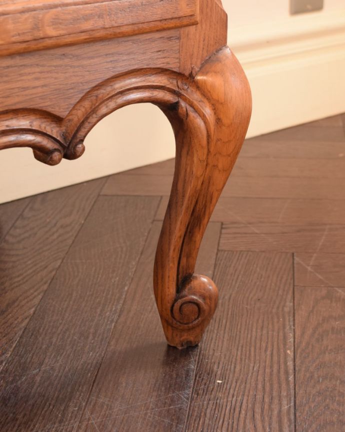 アンティークのチェスト アンティーク家具 フレンチスタイルの優雅なアンティーク家具、収納力たっぷりのチェスト(ドロワー)。女性1人でラクラク運べちゃう仕掛けHandleのアンティークは、脚の裏にフェルトキーパーをお付けしています。(j-2674-f)