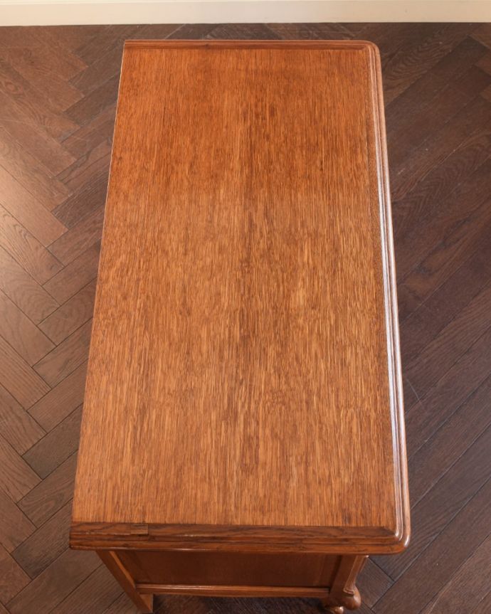 アンティークのチェスト アンティーク家具 フレンチスタイルの優雅なアンティーク家具、収納力たっぷりのチェスト(ドロワー)。何を置こうかな・・・?チェストを上から見るとこんな形です。(j-2674-f)