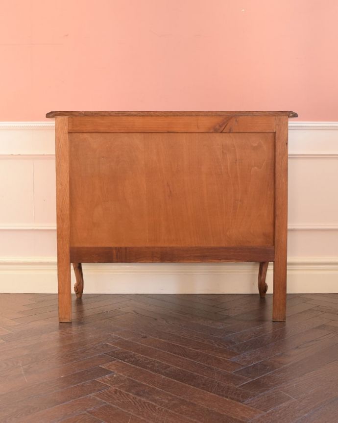 アンティークのチェスト アンティーク家具 フレンチスタイルの優雅なアンティーク家具、収納力たっぷりのチェスト(ドロワー)。修復したので後姿もキレイですアンティークは新品ではないので、もちろん経年変化によるキズはありますが、専門の職人が修復しています。(j-2674-f)