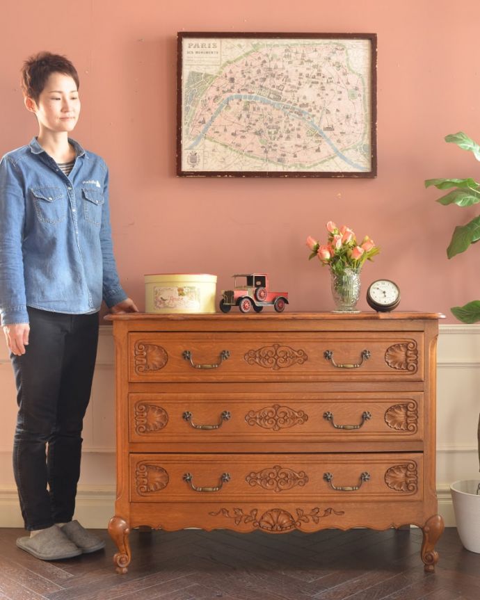 アンティークのチェスト　アンティーク家具　フランスらしい美しいアンティーク家具、彫刻が美しいチェスト（タンス）。フランスらしい優雅なアンティークのチェスト脚の美しい曲線美は、さすがフランスのアンティーク。(j-2675-f)