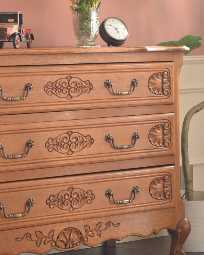 アンティークのチェスト　アンティーク家具　フランスらしい美しいアンティーク家具、彫刻が美しいチェスト（タンス）。収納だけじゃなく見て楽しむチェストチェストと言っても収納だけじゃなく見た目が素敵なんです。(j-2675-f)